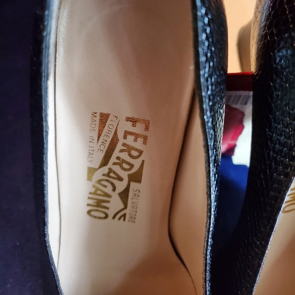 Salvatore Farragamos Black Pumps - Picture 7 of 8